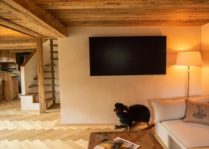 Modernes Mit Sauna, Whirlpool Und Bergblick